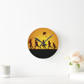 Kinder, die einen Drachen fliegen Runde Wanduhr (Zuhause)