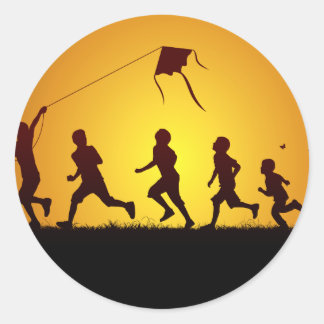 Kinder, die einen Drachen fliegen Runder Aufkleber