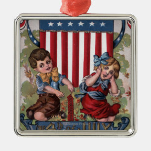 Kinder, die Feuerwerke beleuchten Ornament Aus Metall