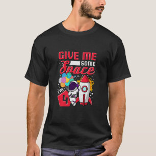 Kinder, die ich vier Jahre alt bin, geben mir eine T-Shirt