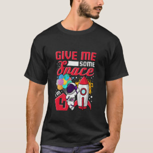 Kinder, die ich vier Jahre alt bin, geben mir eine T-Shirt