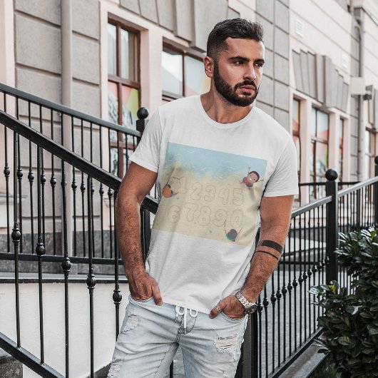 Kinder, die im Sand-T - Shirt Zahlen schreiben