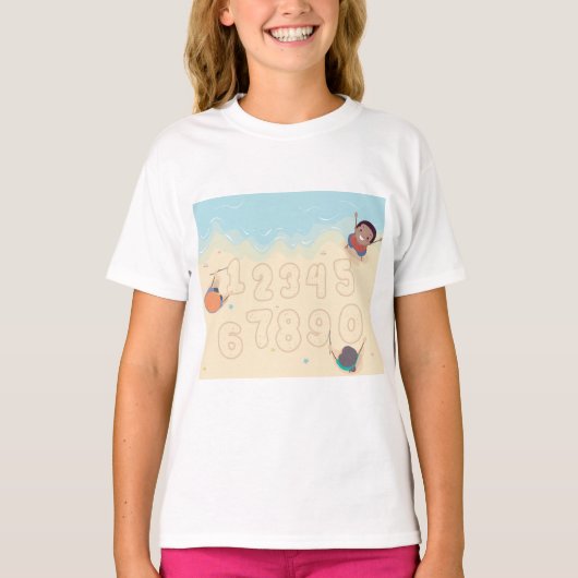 Kinder, die im Sand-T - Shirt Zahlen schreiben (Vorderseite)