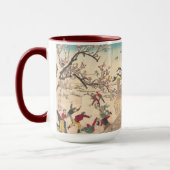 Kinder, die im Schnee unter Pflaumen-Bäumen Tasse (Links)