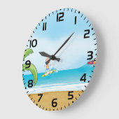 Kinder, die im Sommer im tropischen Beach Fun surf Große Wanduhr (Winkel)