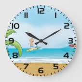 Kinder, die im Sommer im tropischen Beach Fun surf Große Wanduhr (Vorderseite)