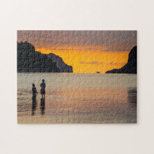 Kinder, die im Sonnenuntergang fischen Puzzle