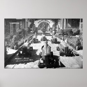 Kinder, die in den Miniaturautos laufen Poster