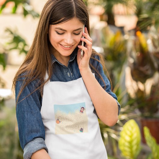 Kinder, die in der sandischen erwachsenen Schürze 