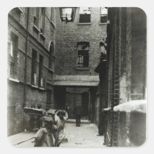 Kinder, die in einem Slum spielen, 1899 Quadratischer Aufkleber