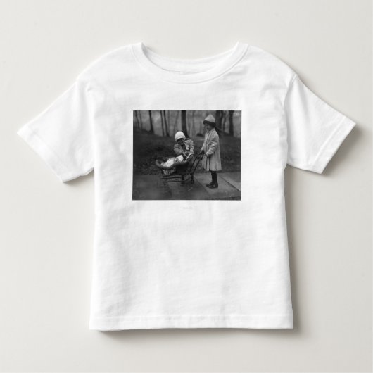 Kinder, die mit Campbell-Kinderpuppe spielen Kleinkind T-shirt (Vorderseite)