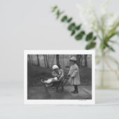 Kinder, die mit Campbell spielen Postkarte (Stehend Vorderseite)