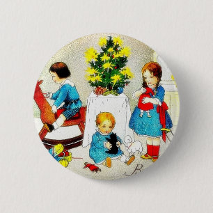 Kinder, die mit Spielwaren und Weihnachtsbaum Button