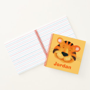 Kinder, die Tiger genannt werden, sehen niedlichen Notizblock