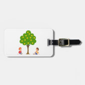 Kinder, die unter einem Apfelbaum sitzen Gepäckanhänger (Vorderseite horizontal)