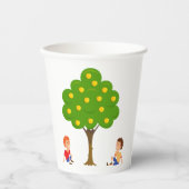 Kinder, die unter einem Apfelbaum sitzen Pappbecher (Vorderseite)
