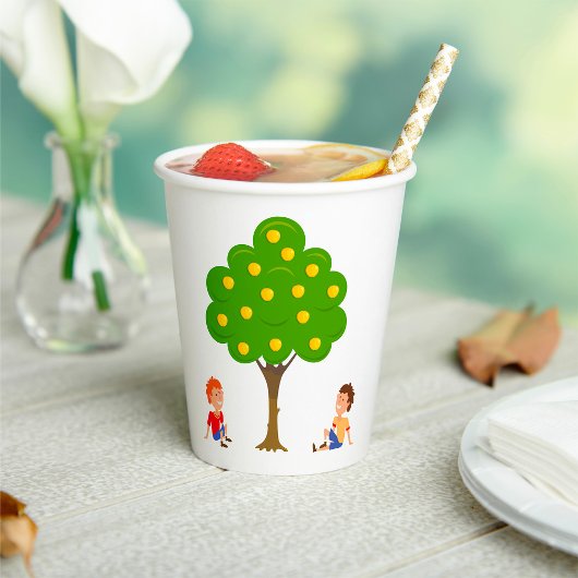 Kinder, die unter einem Apfelbaum sitzen Pappbecher