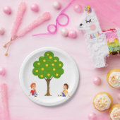 Kinder, die unter einem Apfelbaum sitzen Pappteller (Party)