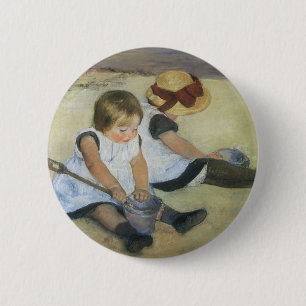Kinder, die von Mary Cassatt am Strand spielen Button