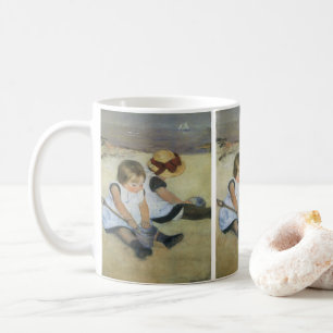 Kinder, die von Mary Cassatt am Strand spielen Kaffeetasse