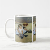 Kinder, die von Mary Cassatt am Strand spielen Kaffeetasse (Links)
