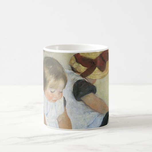 Kinder, die von Mary Cassatt am Strand spielen Kaffeetasse (Mittel)