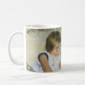Kinder, die von Mary Cassatt am Strand spielen Kaffeetasse (Links)