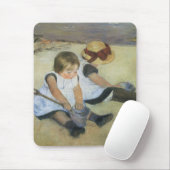 Kinder, die von Mary Cassatt am Strand spielen Mousepad (Mit Mouse)