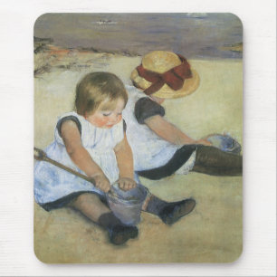 Kinder, die von Mary Cassatt am Strand spielen Mousepad