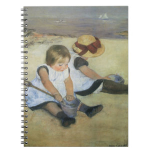 Kinder, die von Mary Cassatt am Strand spielen Notizblock