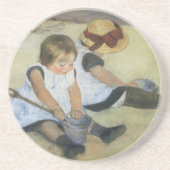 Kinder, die von Mary Cassatt am Strand spielen Sandstein Untersetzer (Vorne)