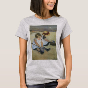 Kinder, die von Mary Cassatt am Strand spielen T-Shirt
