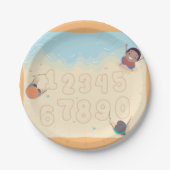 Kinder, die Zahlen in den Sand-Paper-Tellern schre Pappteller (Vorderseite)