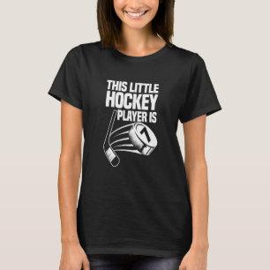 Kinder dieser kleine Hockey-Spieler ist 7. Geburts T-Shirt
