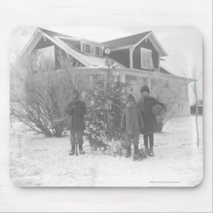 Kinder draußen mit Weihnachtsbaum Mousepad