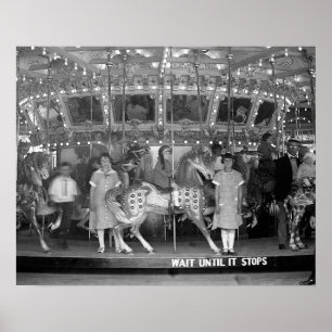 Kinder fahren Karussell, 1925. Vintage-Foto Poster
