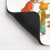 Kinder füttern die Vögel Mousepad (Ecke)