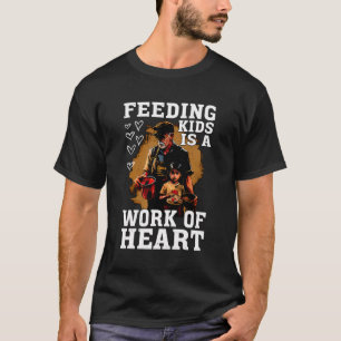 Kinder füttern ist ein Werk des Herzens — T-Shirt
