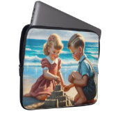 Kinder Gebäude einer Sandburg am Strand Laptopschutzhülle (Vorne Rechts)