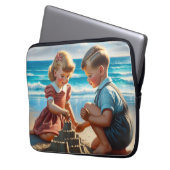 Kinder Gebäude einer Sandburg am Strand Laptopschutzhülle (Vorderseite Links)