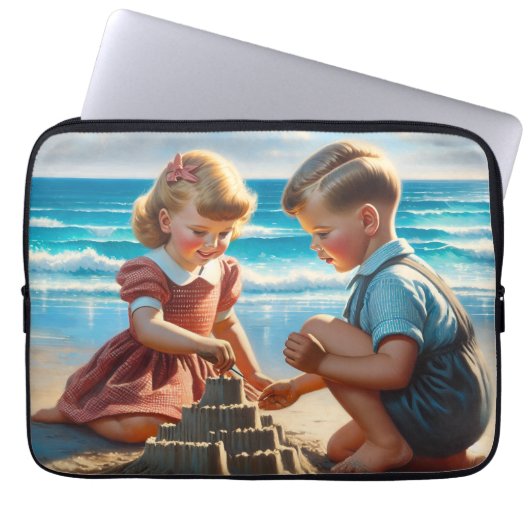 Kinder Gebäude einer Sandburg am Strand Laptopschutzhülle (Vorderseite)