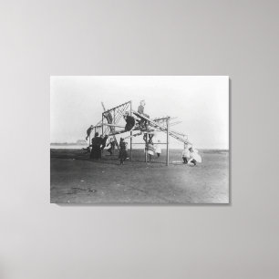 Kinder genießen Spielplatz Swingset Leinwanddruck