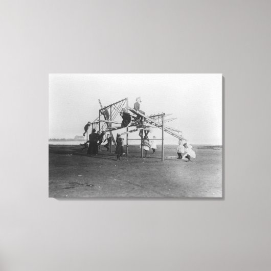 Kinder genießen Spielplatz Swingset Leinwanddruck (Vorderseite)