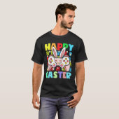 Kinder glücklicher Ostervideospielcontroller mit s T-Shirt (Vorne ganz)