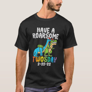 Kinder haben ein Roarsome zwei Tage 2-22-22 Dinos  T-Shirt