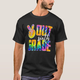 Kinder im Abschluss der 6. Klasse am letzten Schul T-Shirt