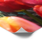 Kinder im farbenfrohen Tulip Garten Poster (Ecke)