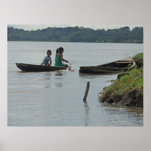 Kinder im Holzboot am Napo-Fluss in Peru Poster