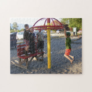 Kinder im Spielplatz-Zirkel-Puzzle Puzzle