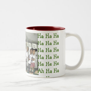 Kinder in der Linie Blick an dem Zweifarbige Tasse